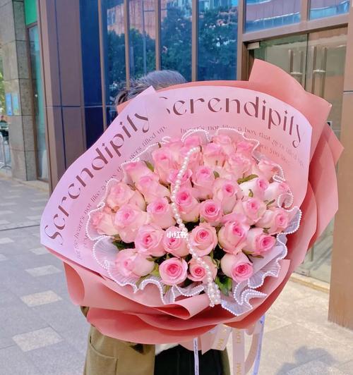 粉色玫瑰花的代表意义及象征（探索粉色玫瑰花的深层内涵与情感表达）