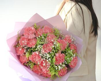 用百合康乃馨情人草玫瑰的寓意是什么？如何正确搭配花卉表达情感？