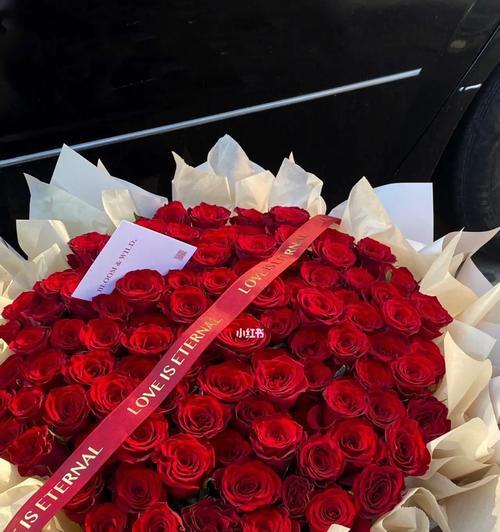 99支白色红色玫瑰花代表什么？这种数量的玫瑰花束有何深意？