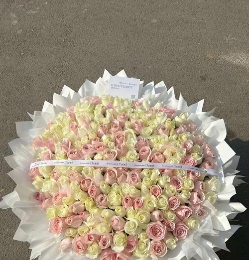 九朵玫瑰花摆放的花语含义是什么？