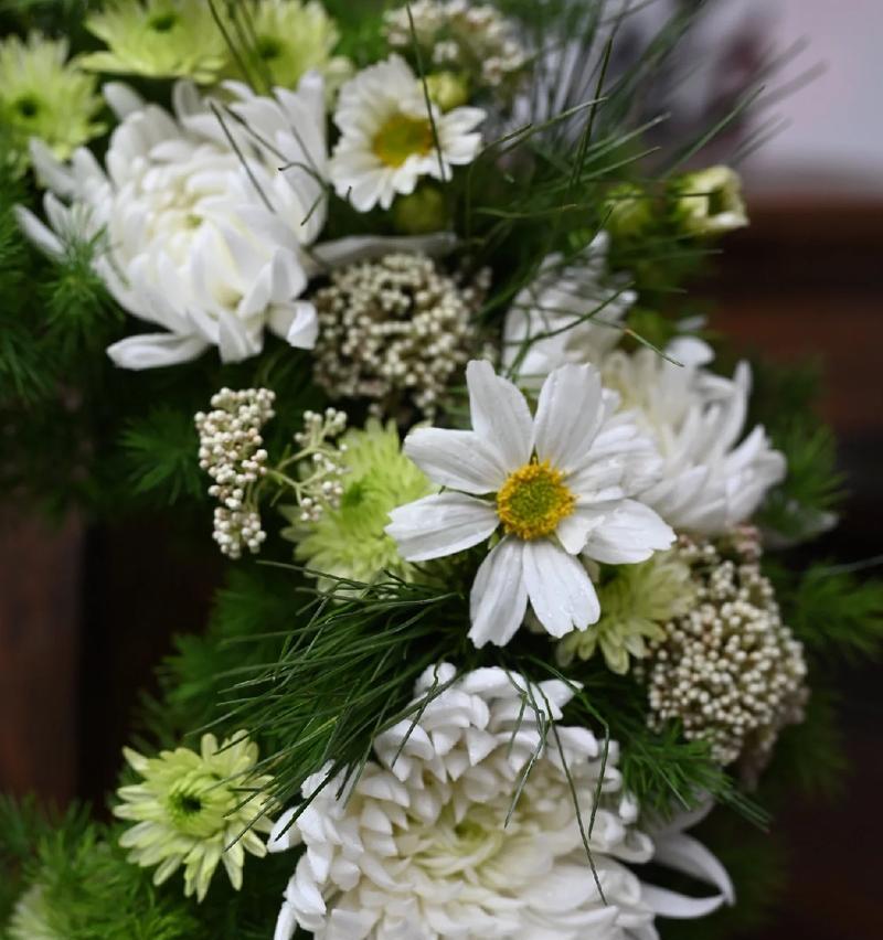 白色花束的花语包含哪些含义？