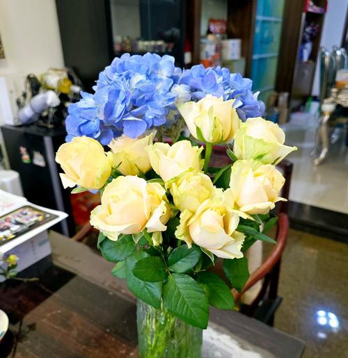 如何正确插玫瑰花到花瓶中？